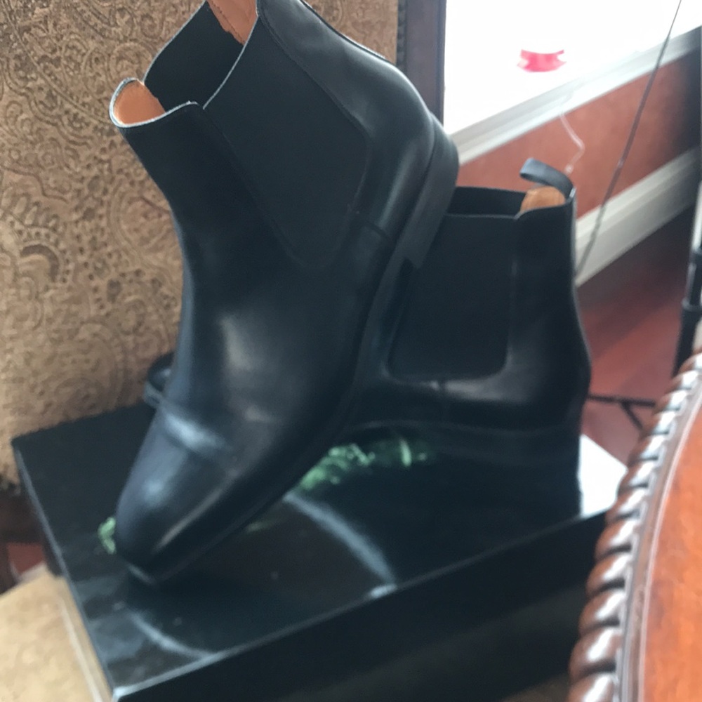 Elegant Black Men's Chelsea BootsBlack Magnanni Chelsea Boot - Picture 4 of 12